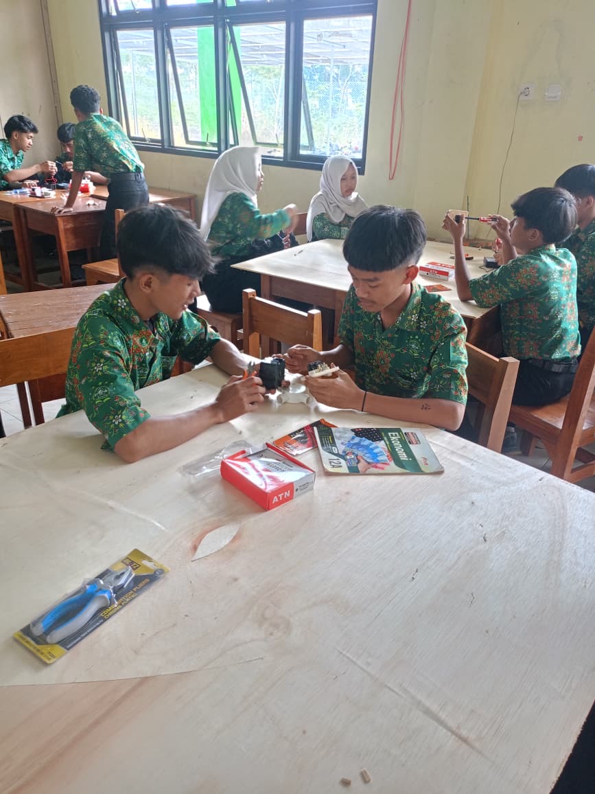 SMA Ma'arif Karangmoncol Luncurkan Ekstrakurikuler Kelistrikan, Siswa Praktik Langsung Instalasi Rumah